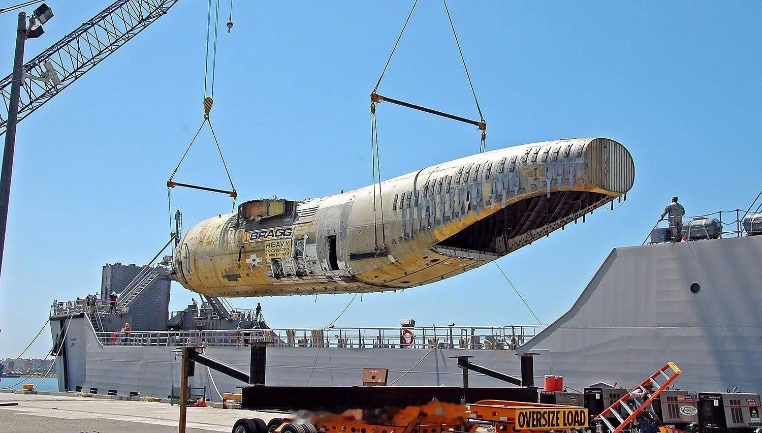 兵器影像 一架C-17环球霸王III运输机的机身正在被装载上一艘“弗兰克·S·贝