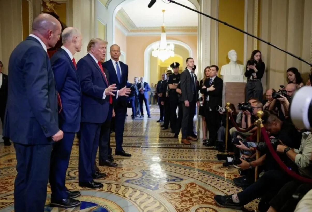 约翰逊议长就特朗普取消签署住房法案一事发表评论
最近美国国会吵翻了天，两件事牵扯