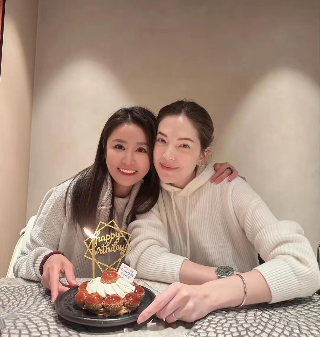 林心如许玮甯聚餐为朋友庆生，霍建华邱泽肩搭肩，两家人好养眼！！！ ​​​