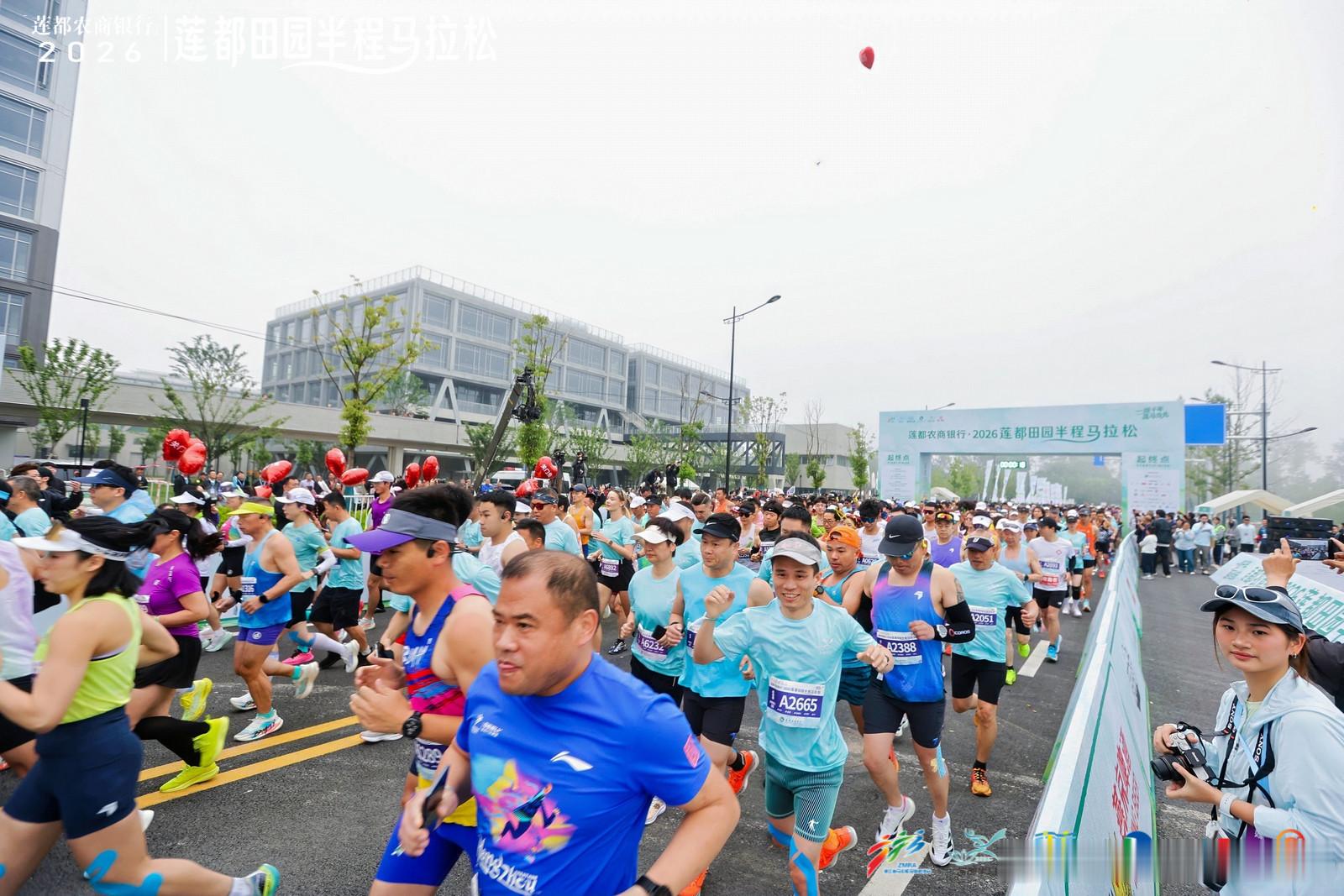  把半马当成莲都一日游。路线：瓯江绿道→田园花海→烟火街巷体验：一边跑步，一边打