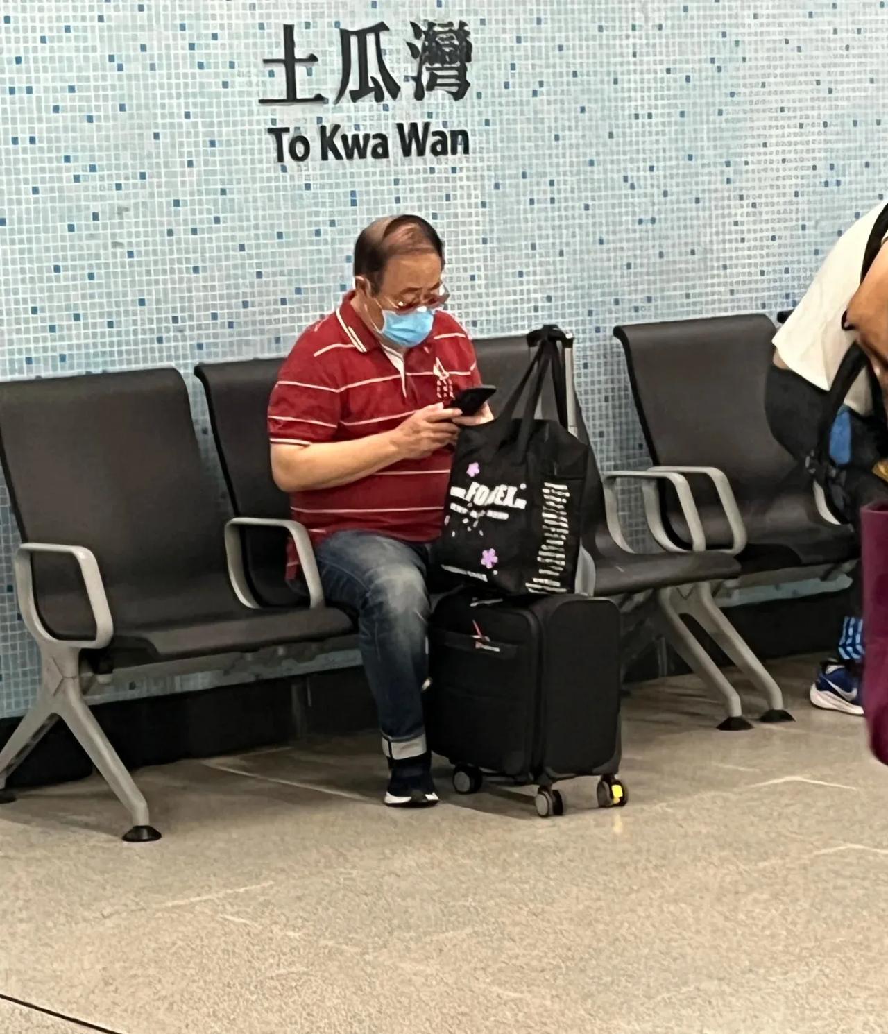 在地铁偶遇TVB有钱人专业户，大家还记得他吗？很久没演戏了
近日，某网友在个人社