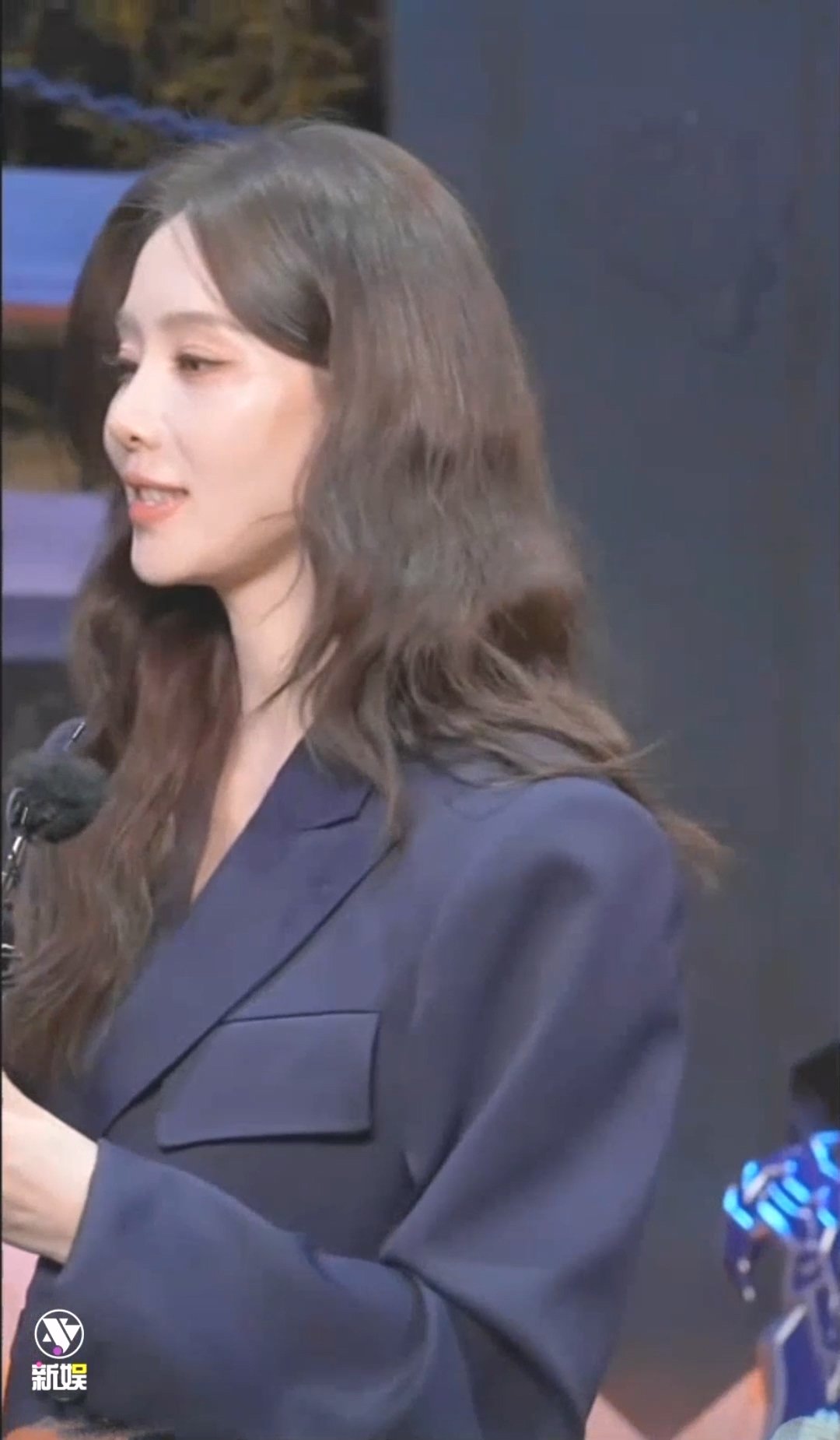 刘诗诗蓝色西装阔腿裤 刘诗诗拥抱粉丝 刘诗诗直播今天活动现场的刘诗诗，一身蓝色系