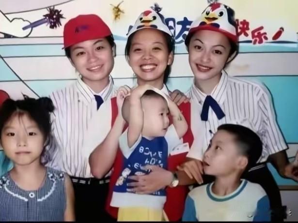 90年代，18岁的姚晨在福州肯德基打工的老照片刷屏，这不是段子，是真实发生过的往