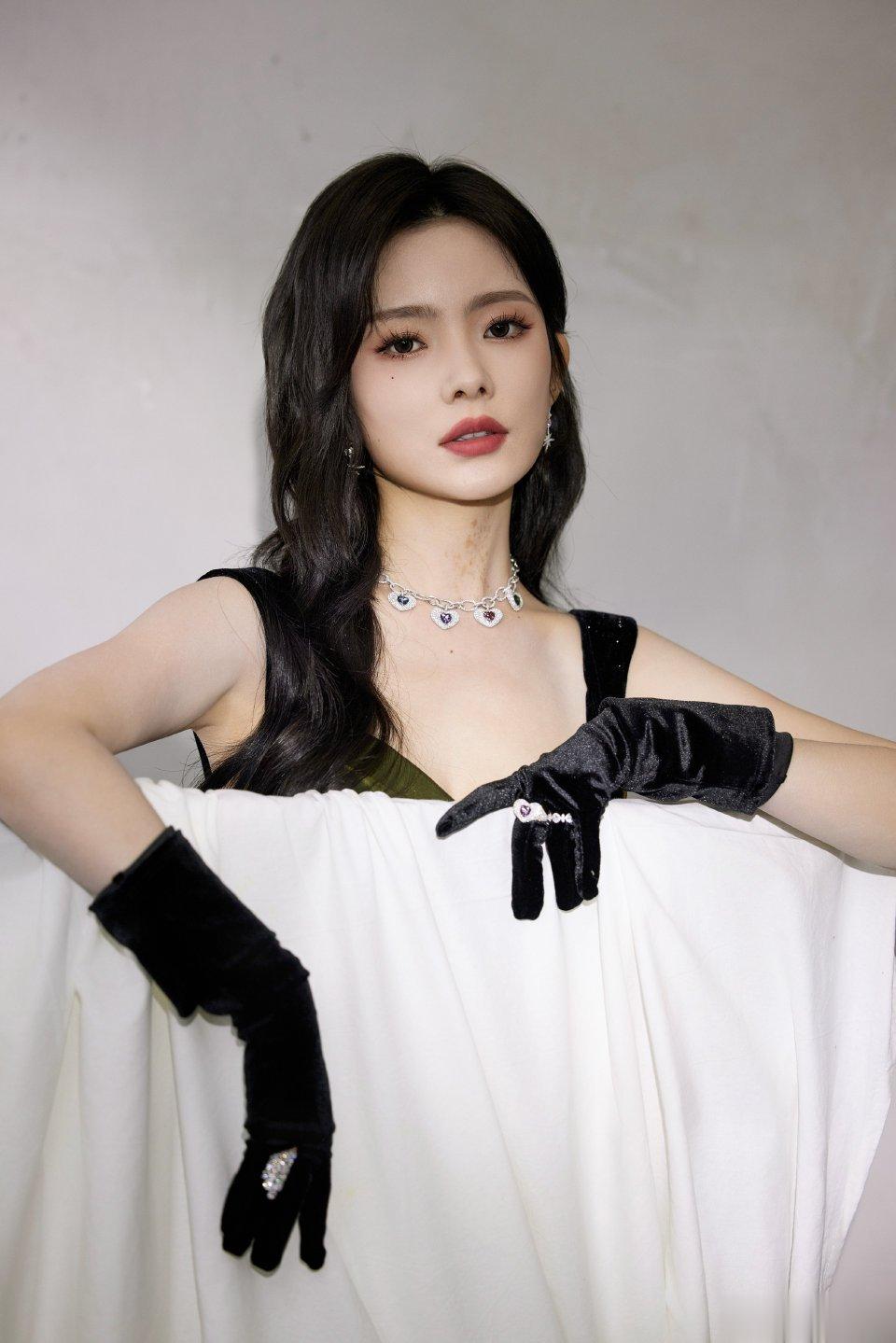 #硬糖少女303##陈卓璇# 今日份糖妹新鲜物料陈卓璇工作室更新分享我们的歌定妆