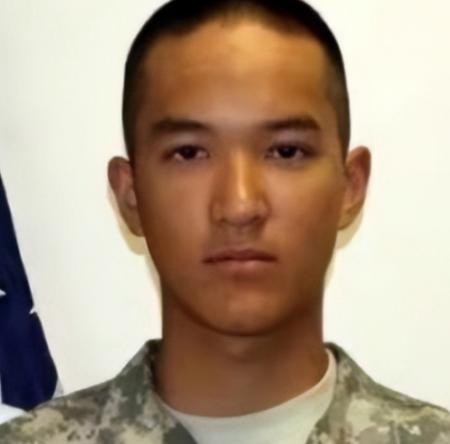 2011年，19岁的美国华裔士兵陈宇晖，因洗澡忘关水龙头，竟被美国军官拖到石子路