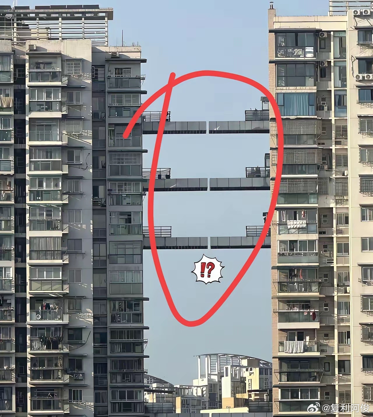 一位网友在温州拍到的，这座大楼属实有意思了，中间的三条连廊为什么没有连接在一起呢