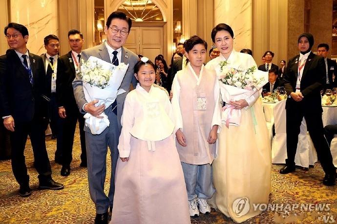 10月26日，韩国第一夫人和老公李在明抵达马来西亚吉隆坡。
值得一提的是，韩国夫