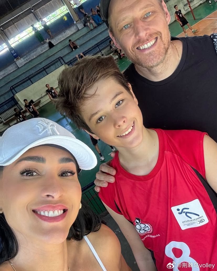 杰奎琳&穆里洛的宝贝儿子迎来生涯第一场排球比赛，媒体调侃他可能是2036年巴西男