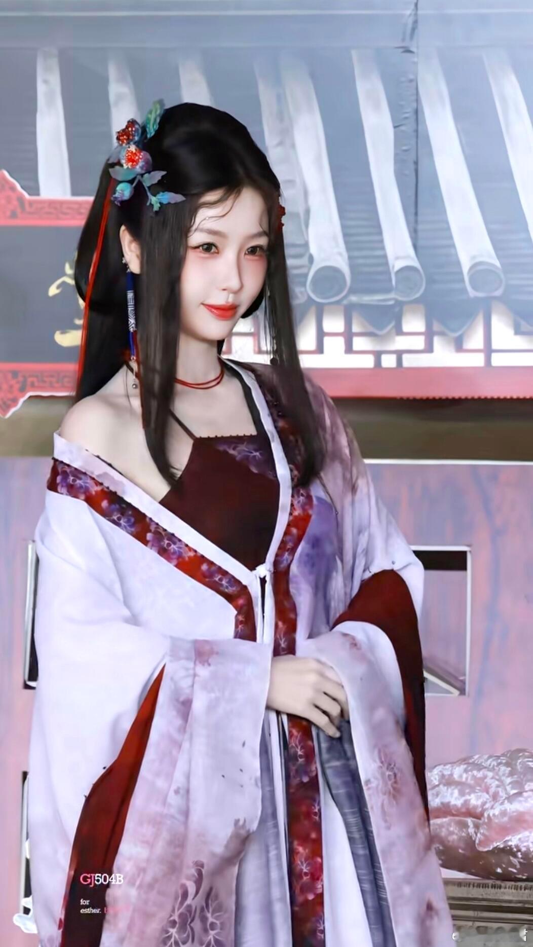 白鹿虞书欣不同风格虞书欣白鹿不同风格白鹿、虞书欣不同风格演绎同款蚌精，清冷与甜媚
