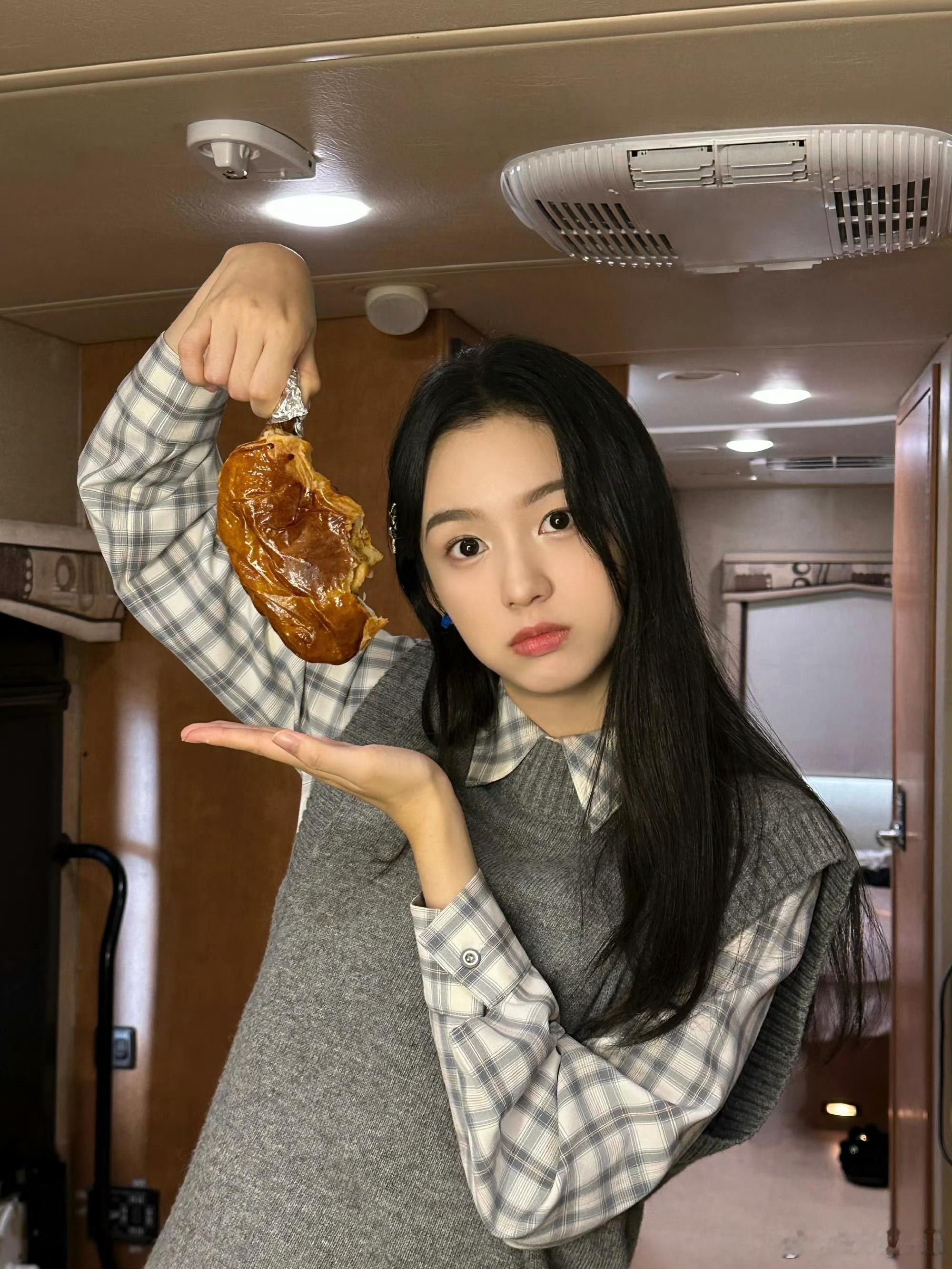 耶耶吃鸡腿🍗周也