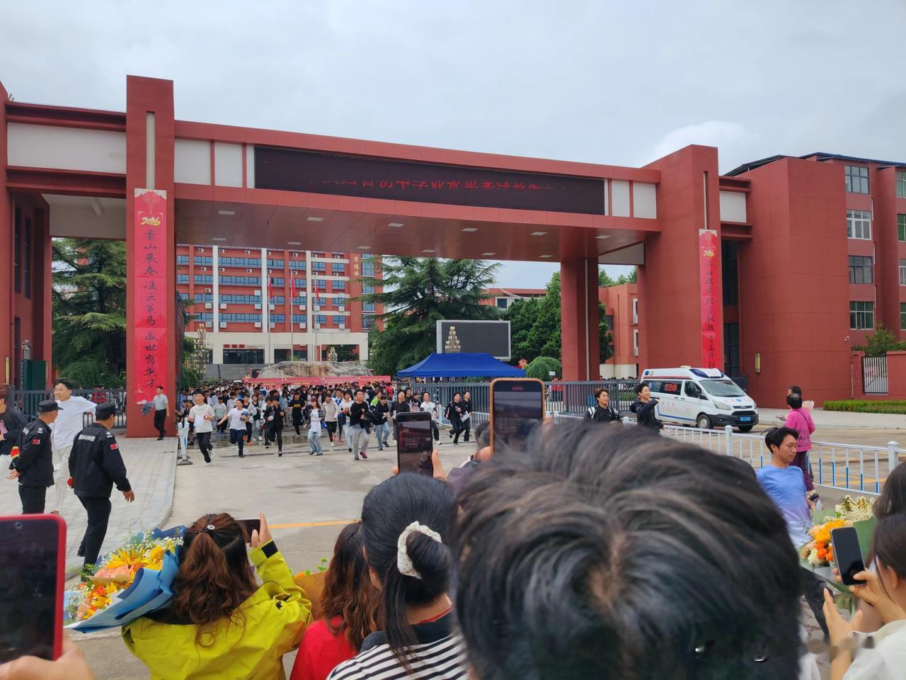 武功县普集高中大门对联赏析。
   上联（右侧立柱）：
香山展卷，凌云策马，盛世
