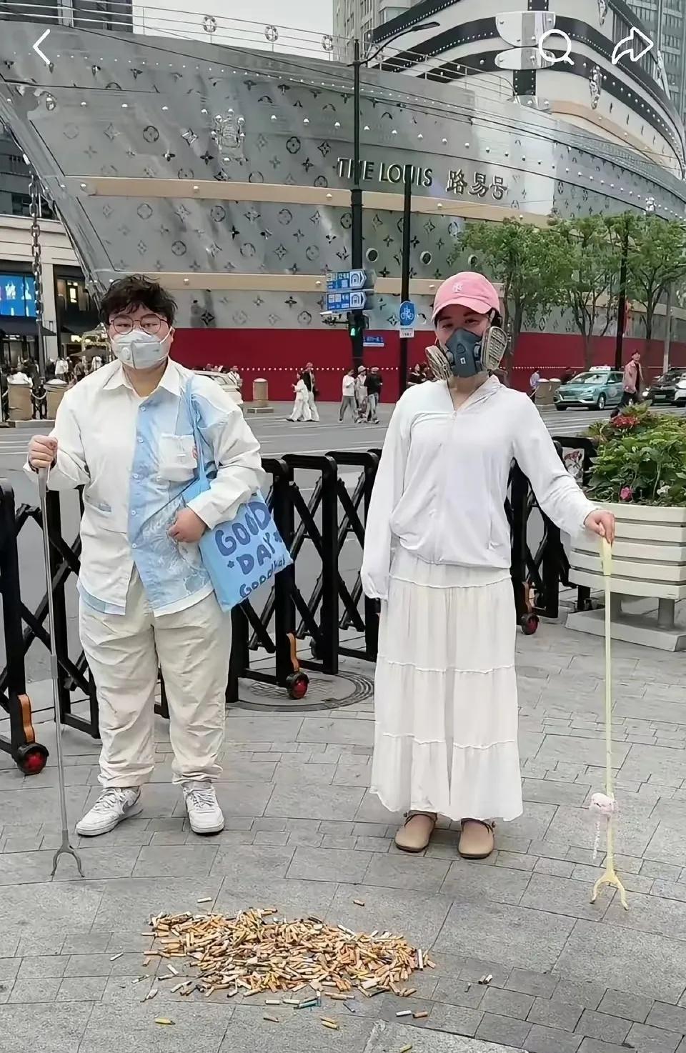 戴防毒具捡烟头，是真心控烟还是行为艺术？

近日，上海南京西路 LV 大楼附近，