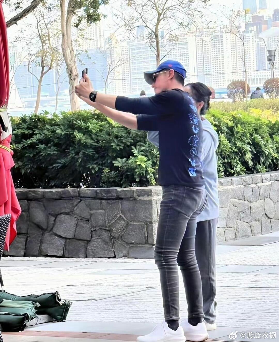 林心如怎么受得了霍建华这条牛仔裤颜值即正义，穿啥都帅，这张脸就是王炸！ 