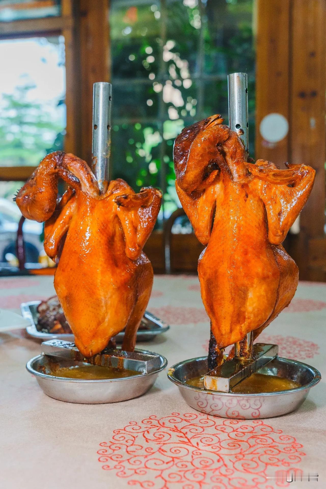 如今风靡各大农庄的栋根烧鸡其实是源自根哥的。根哥栋企鸡如今已经开了好多家分店了，