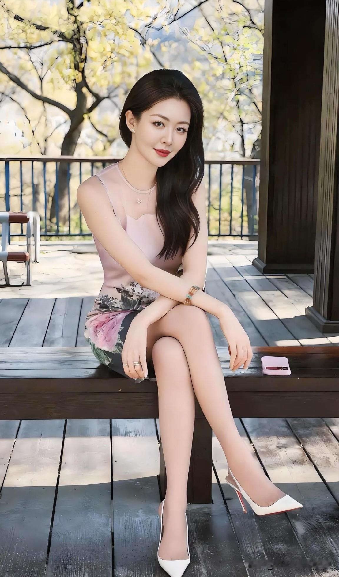 【现代散文诗】

粉裳花影，落座木台。春风摇曳树梢，她眉眼温柔，静享半日闲。光影
