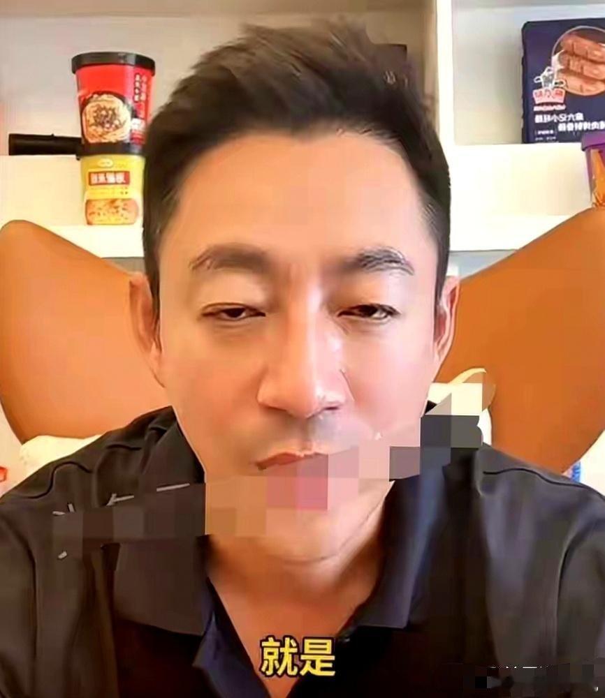 别再同情汪小菲了，他不是糊涂，而是在进行一场精心策划的“摆脱母亲”式的脱离。你明