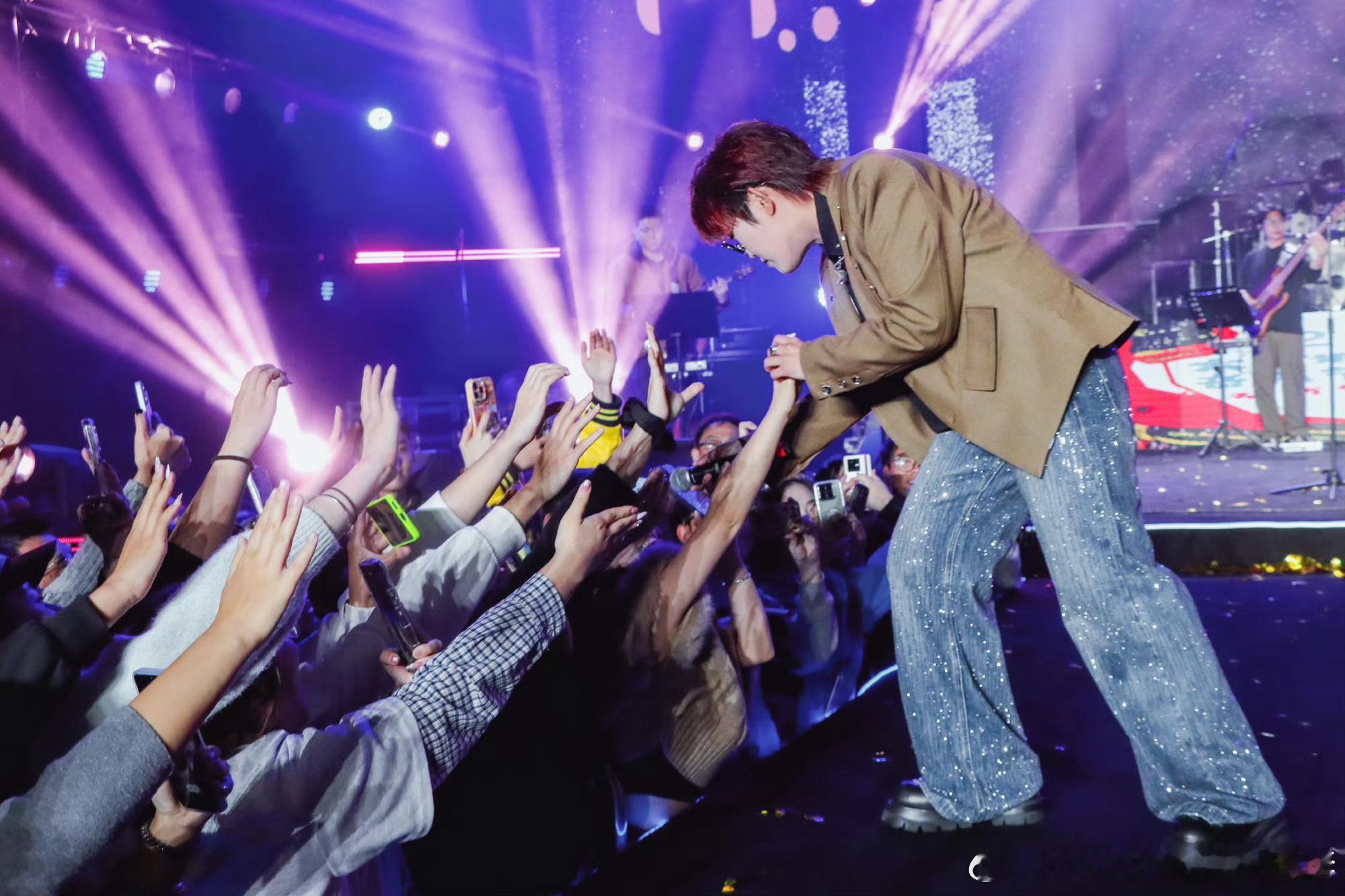 王靖雯开口还是这么没轻没重秋日听王靖雯翻《我还是》，沙哑哽咽嗓太戳心！一开口就裹