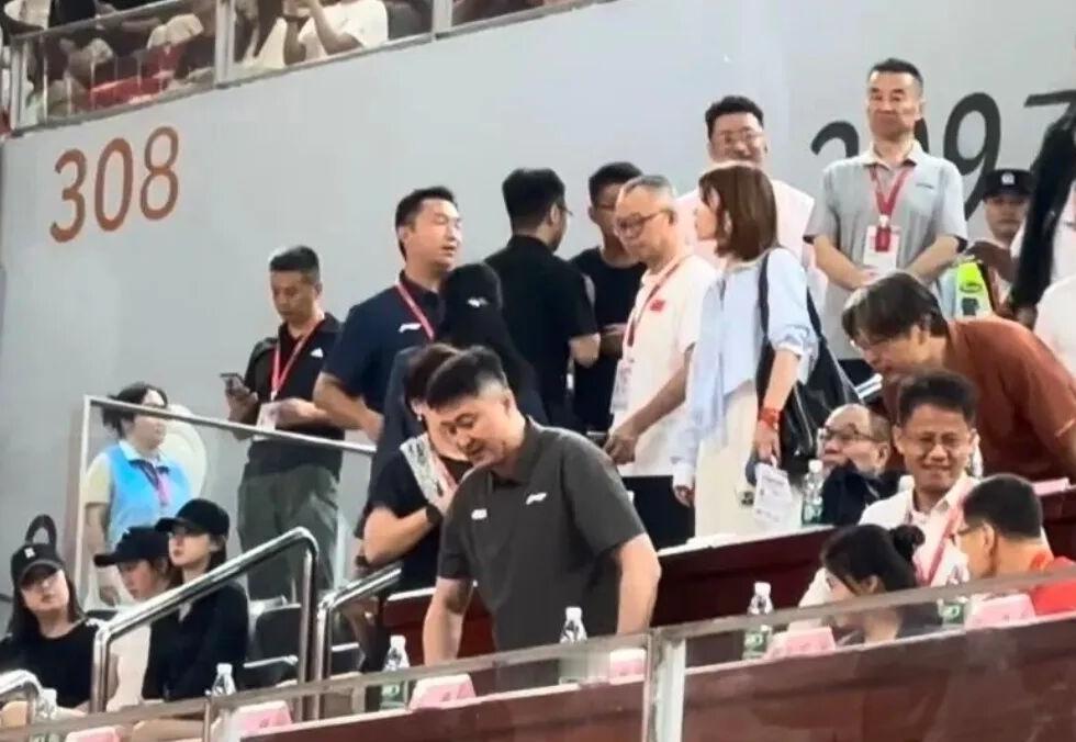 目睹爱徒高光难挽败局，杜锋观赛心生感慨
 
杜锋现身比赛主席台现场观战，目光始终
