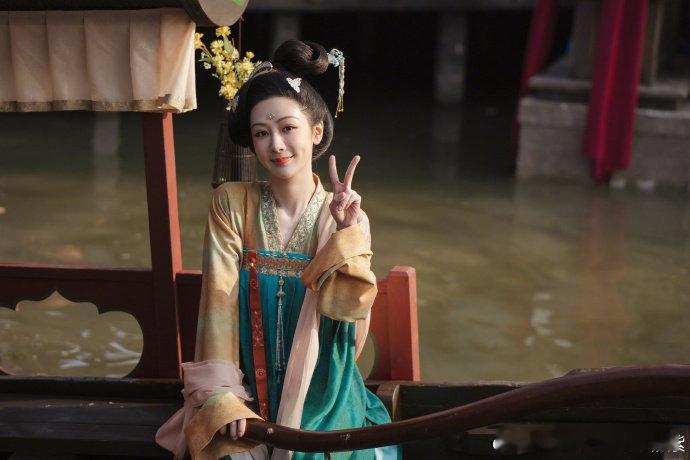 流量小花不希望与杨紫的剧对打制片人称杨紫肖战实力强粉丝强 业内人士认为，杨紫扎实