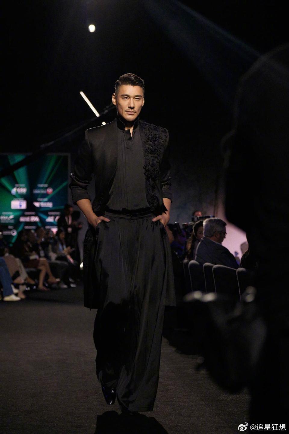 胡兵给阿布扎比上点东方震撼 这才是东方时尚的正确打开方式！胡兵身着非遗香云纱定制