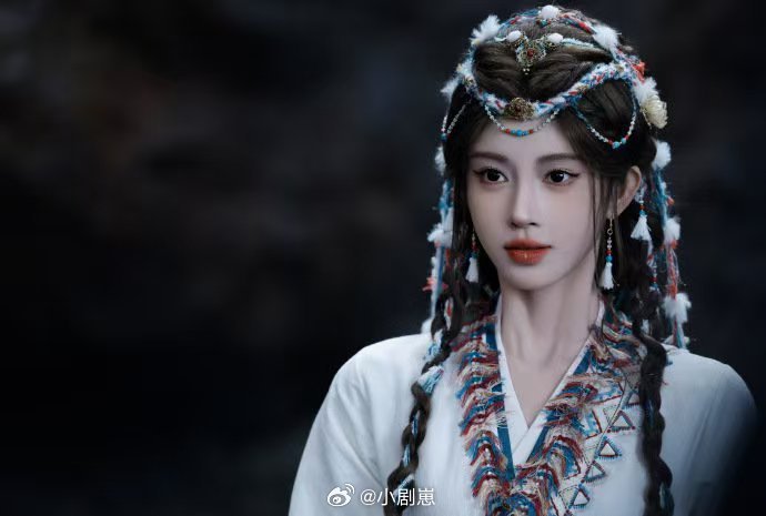 鞠婧祎给酷酷子吹风扇月鳞绮纪候场时鞠婧祎看到穿厚重玩偶服的工作人员，主动凑过去给