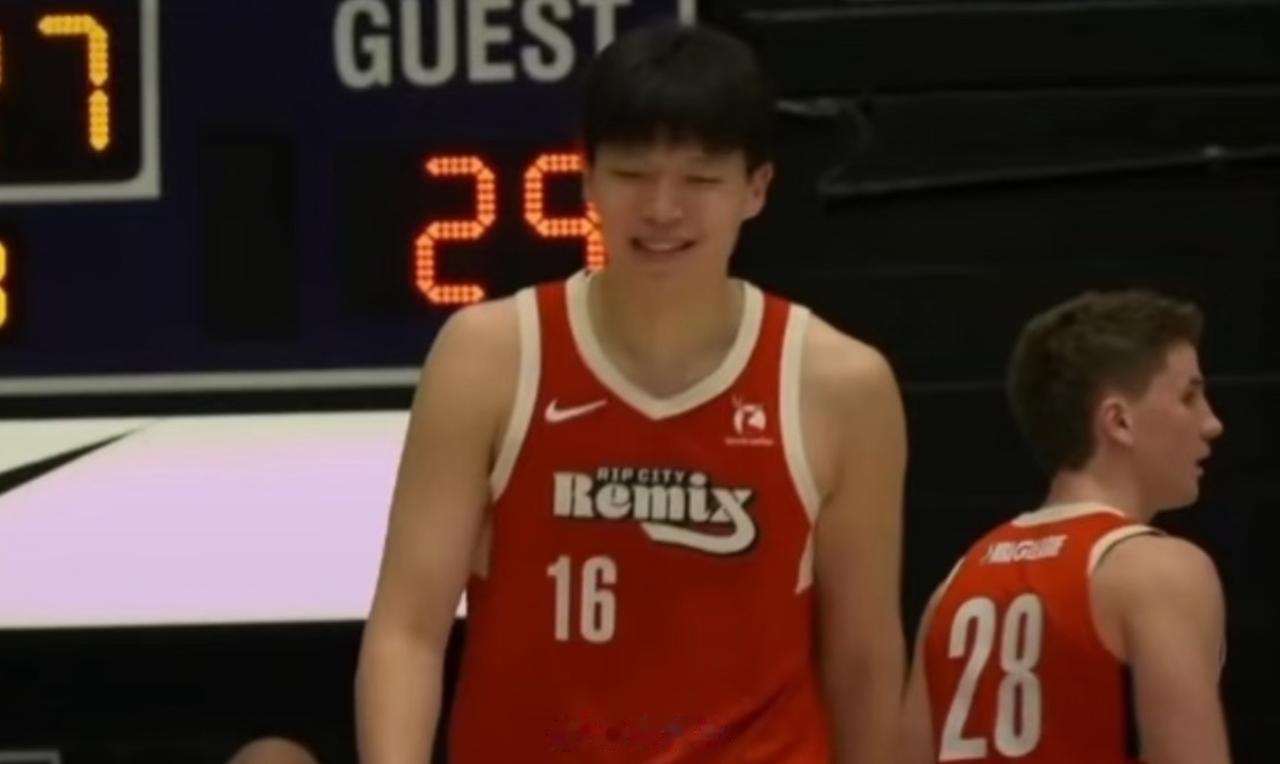 小杨第四节状态明显下滑！还是要继续练体能

小杨昨天在发展联盟砍下20分7篮板7