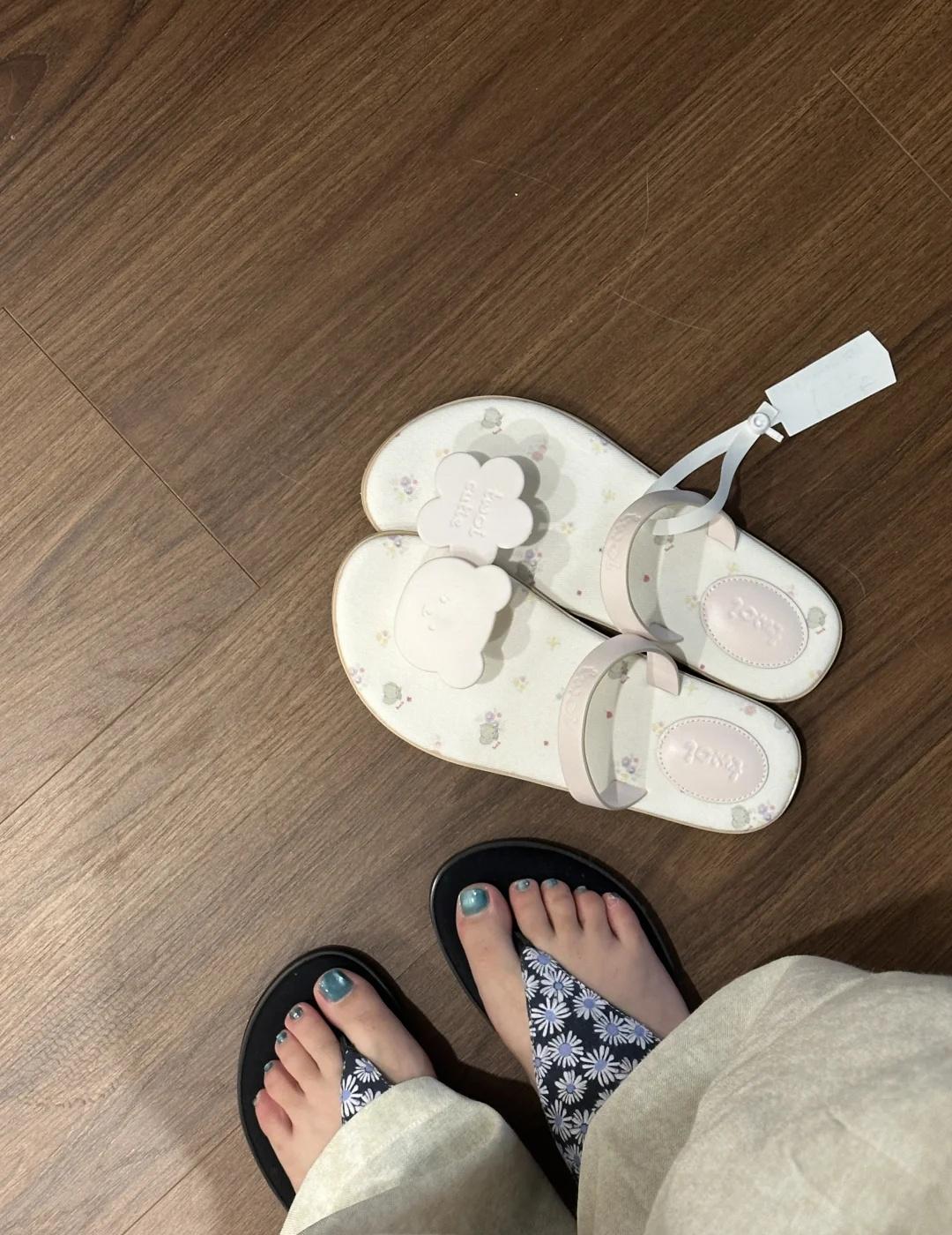 怎么会有这么硬的鞋
这个凉鞋太硬了跟搬砖一样 比拖鞋更硬 貌美是很貌美了但走不了