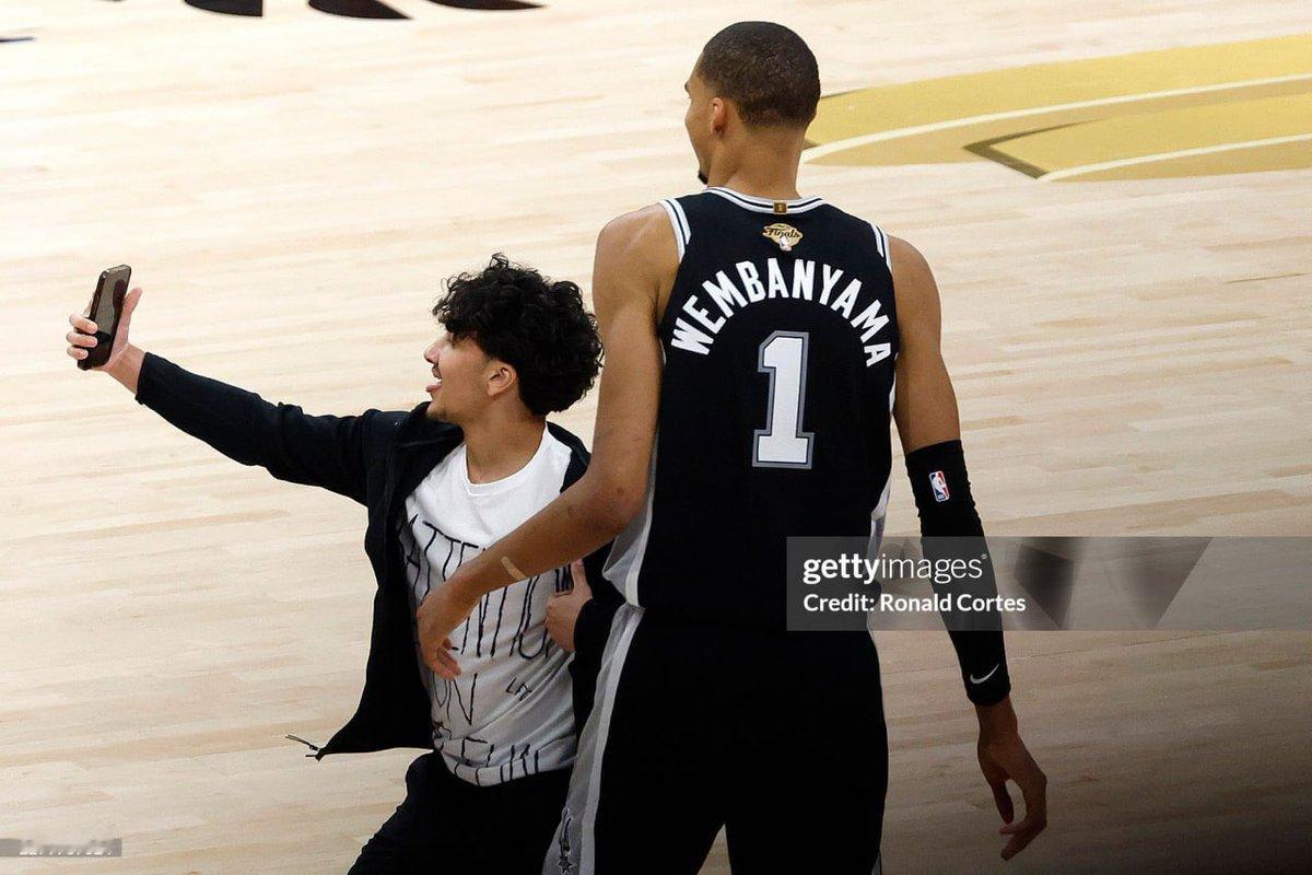 NBA总决赛球迷冲场尼克斯vs马刺尼克斯1比0马刺NBA总决赛 冲进场合影的球迷