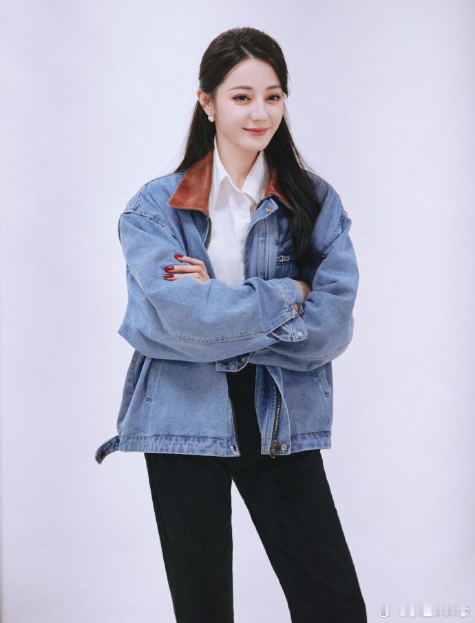 #迪丽热巴翻领牛仔# 欢迎来到80年代~翻领牛仔外套搭配半扎披发，好有80年代那