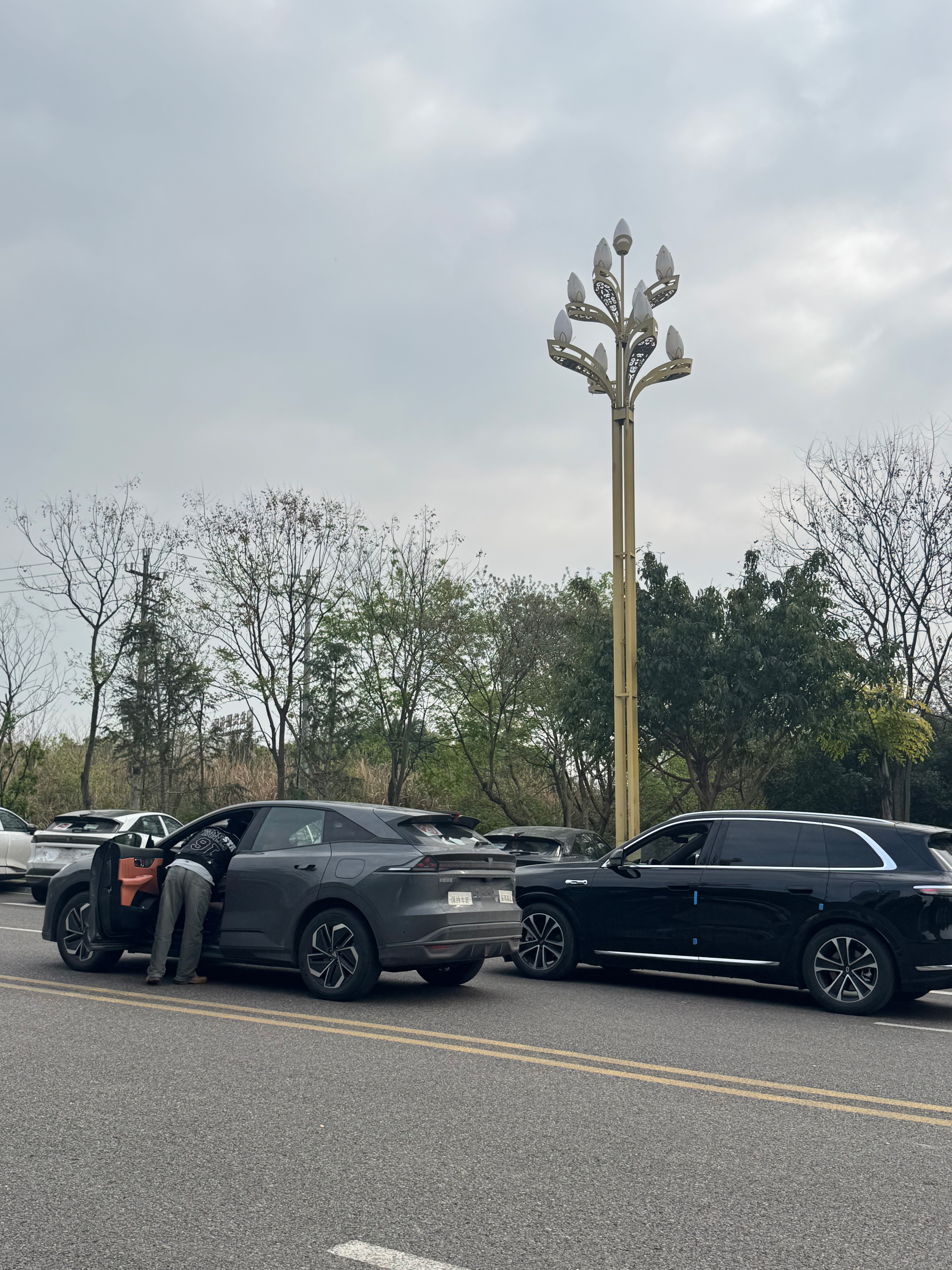 刚刚刷到一组路测图嘛，看到深蓝S07和问界M7同框跑测试，疑似华为工程师测试激光