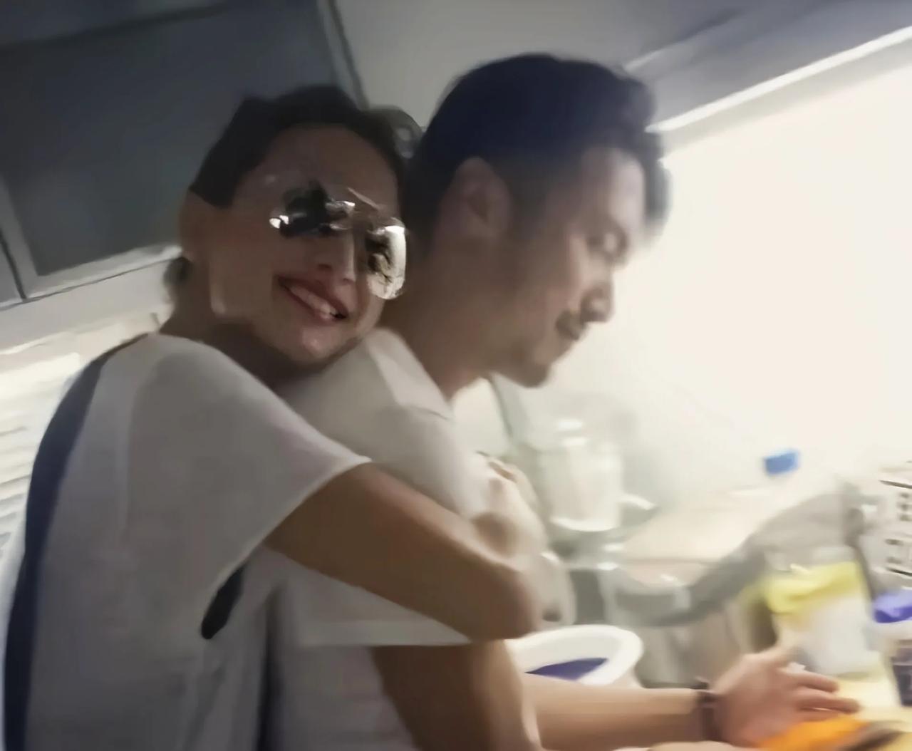 45岁谢霆锋冲上热搜，不是因为女友王菲而是妹妹谢婷婷近况曝光
45岁的谢霆锋突然