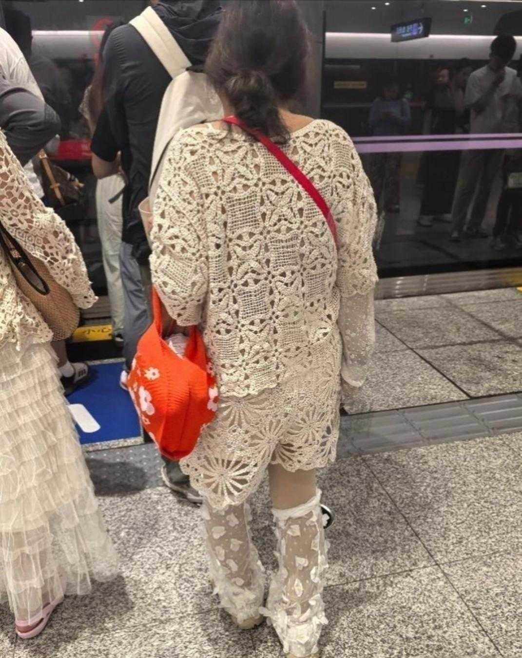 现在连中年阿姨们都这么时髦了吗？