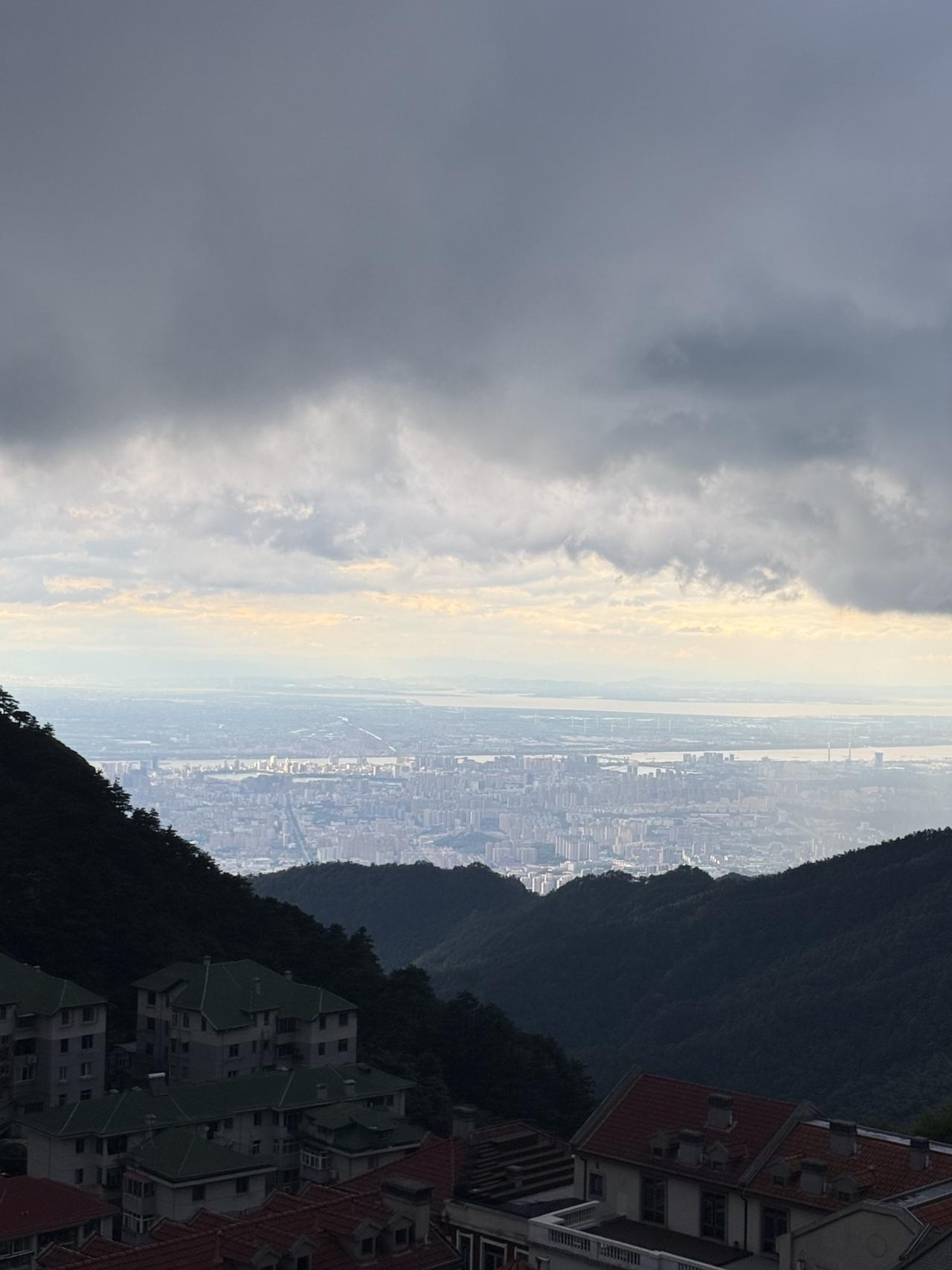 庐山顶上乌云压顶，山下的九江城阳光灿烂。