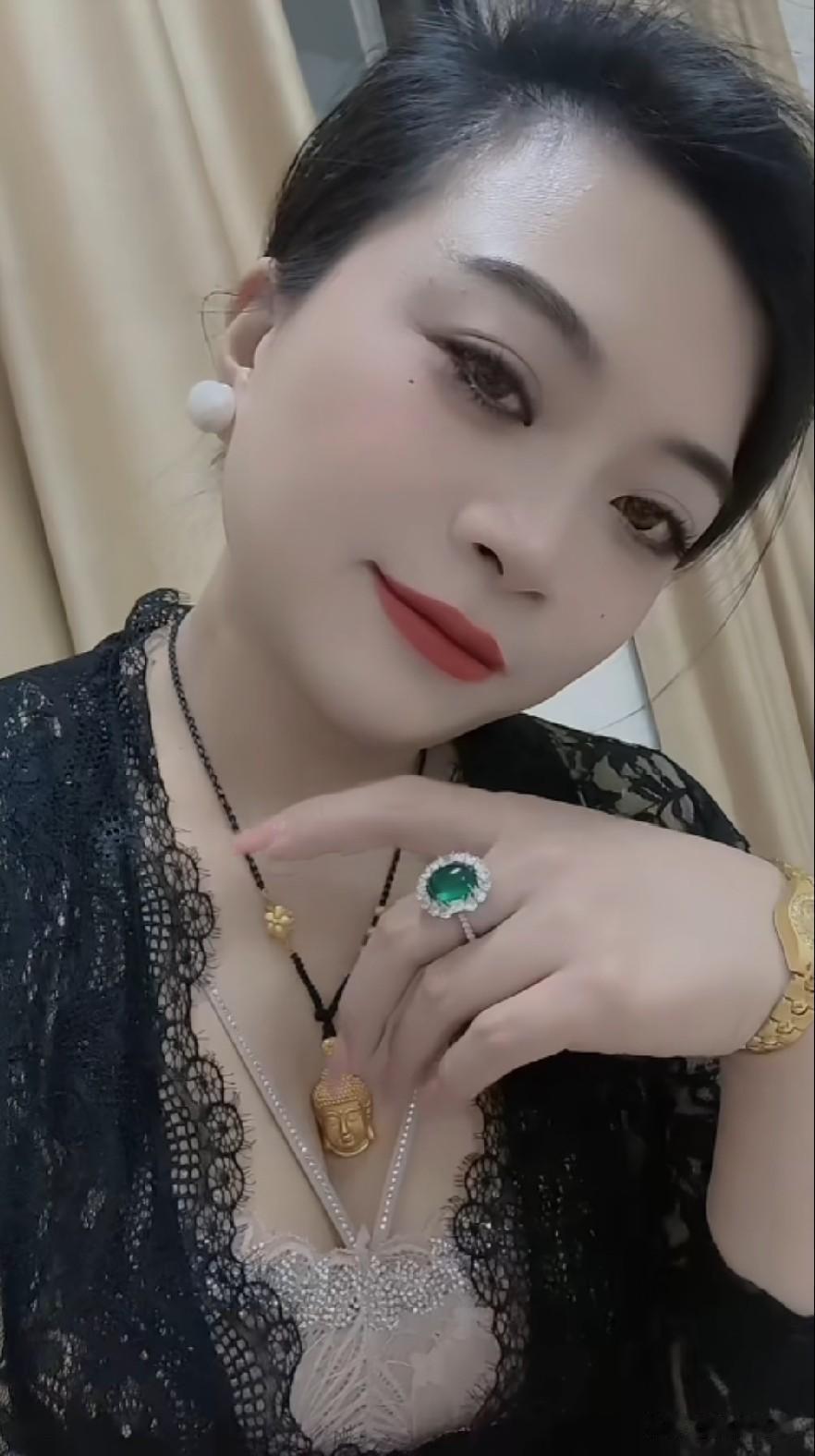 阿姨我今年45岁了。单身！身材还是那么丰满，风韵犹存。成熟气质，美丽大方，漂亮迷