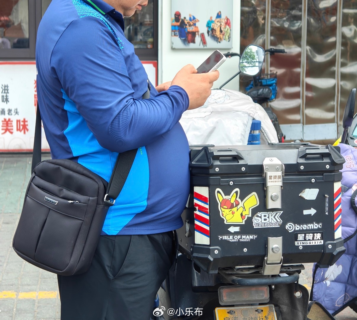 不要把身份证放后口袋上厕所我大学同学因为这个习惯，撅折了五张饭卡