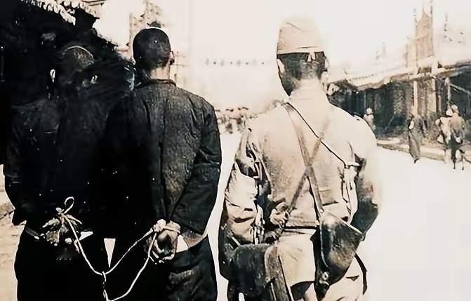 1943年，大汉奸刘儒明将新四军侦察员活埋，罪行滔天。新四军二师师长罗炳辉怒而下