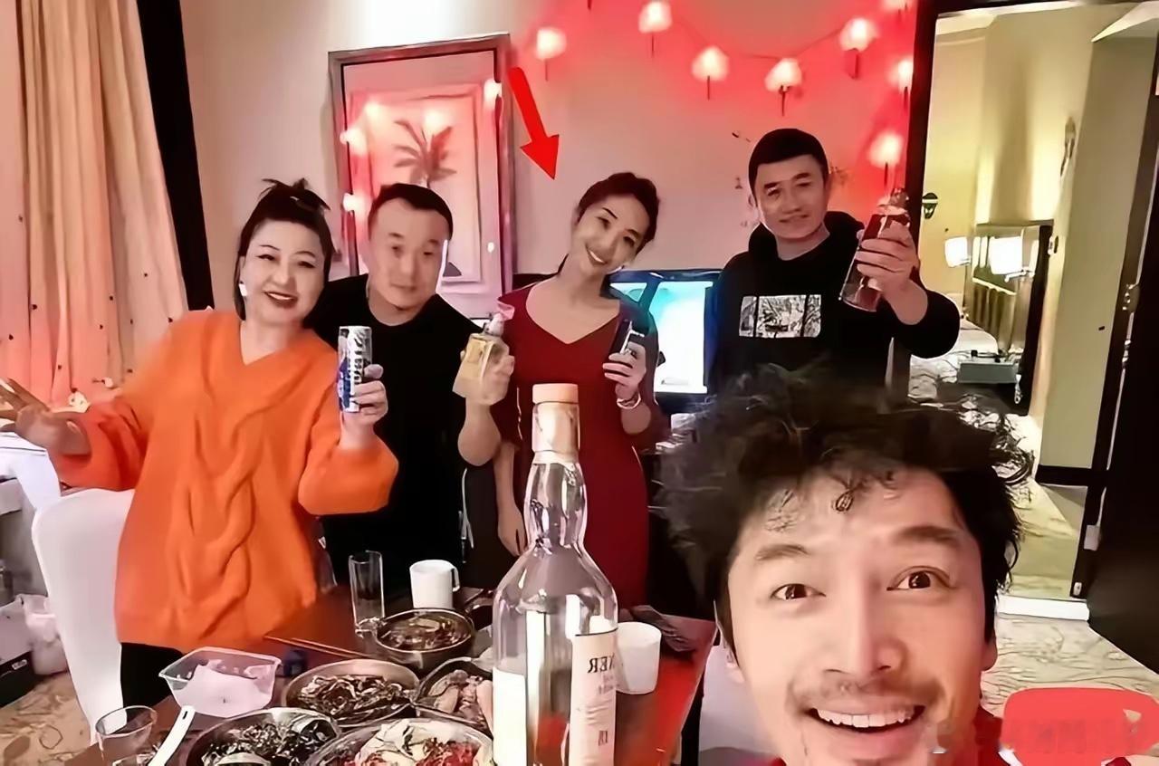 胡歌携妻子出席好友线下聚会 