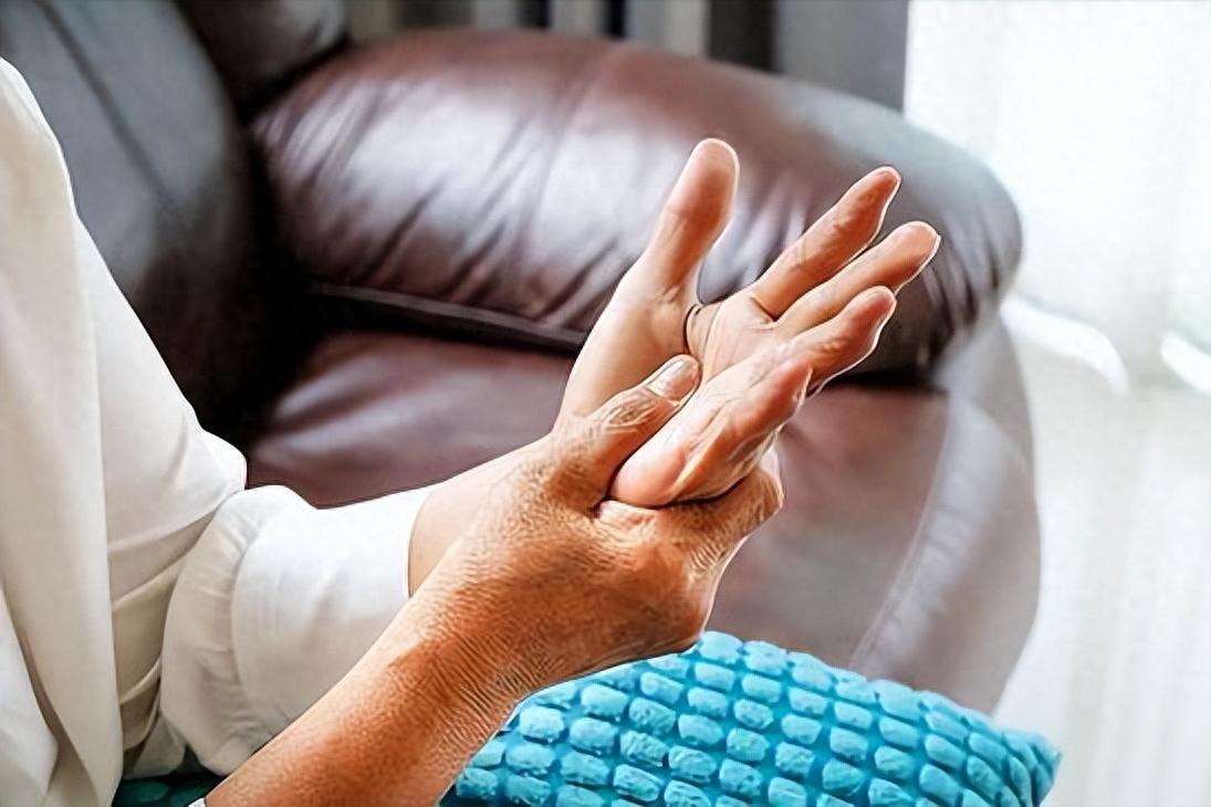 手抖是血虚，抽筋是肝亏，手脚麻是气血不足！三个药对症调
我是中医陈大夫，内容仅作