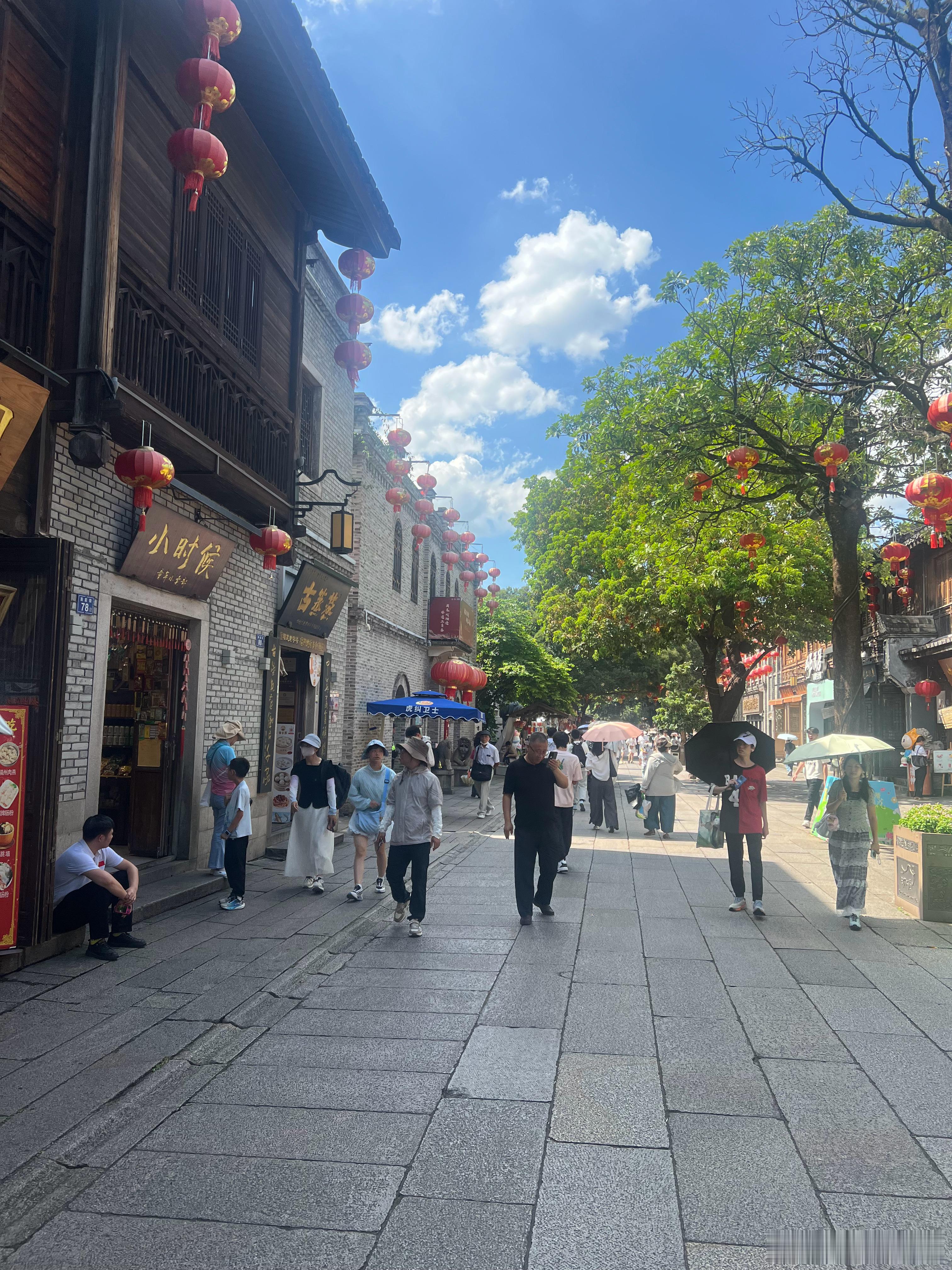 工作日下午出逃，和同事逛三坊七巷，古街绿树红灯笼，满是老福州烟火气，收获一段悠闲