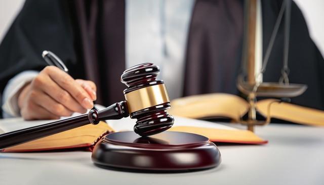 【女子被养父母索要赠与购房购车款400余万 法院判了】据红星新闻报道：老两口李某