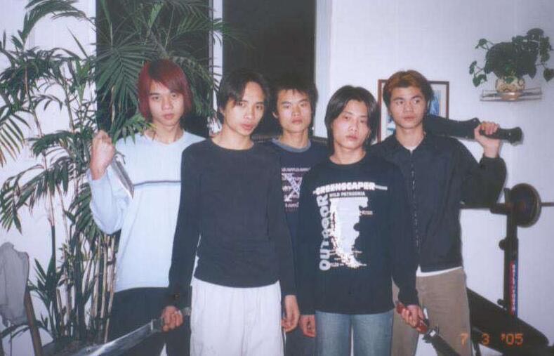 2005年的“古惑仔”，集合在房子里等待“老大”的命令 