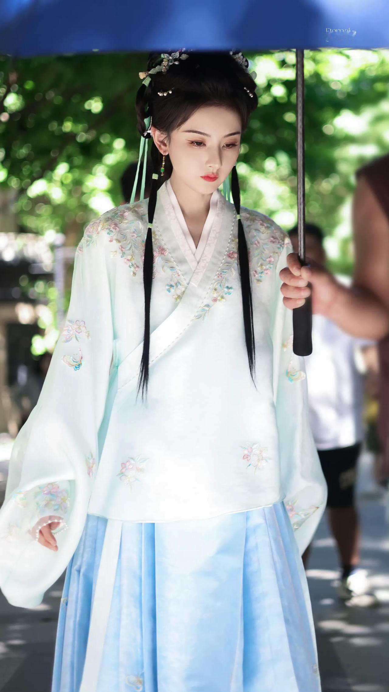 何不同舟渡不如先看表妹万福 最近给宋祖儿递饼的怕是能排到街角了——倒也不怪大家急