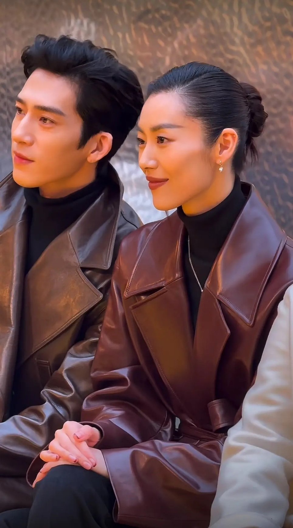 井柏然刘雯情侣皮衣同框井柏然刘雯ERDOS大秀同框照男帅女美！ ​​​