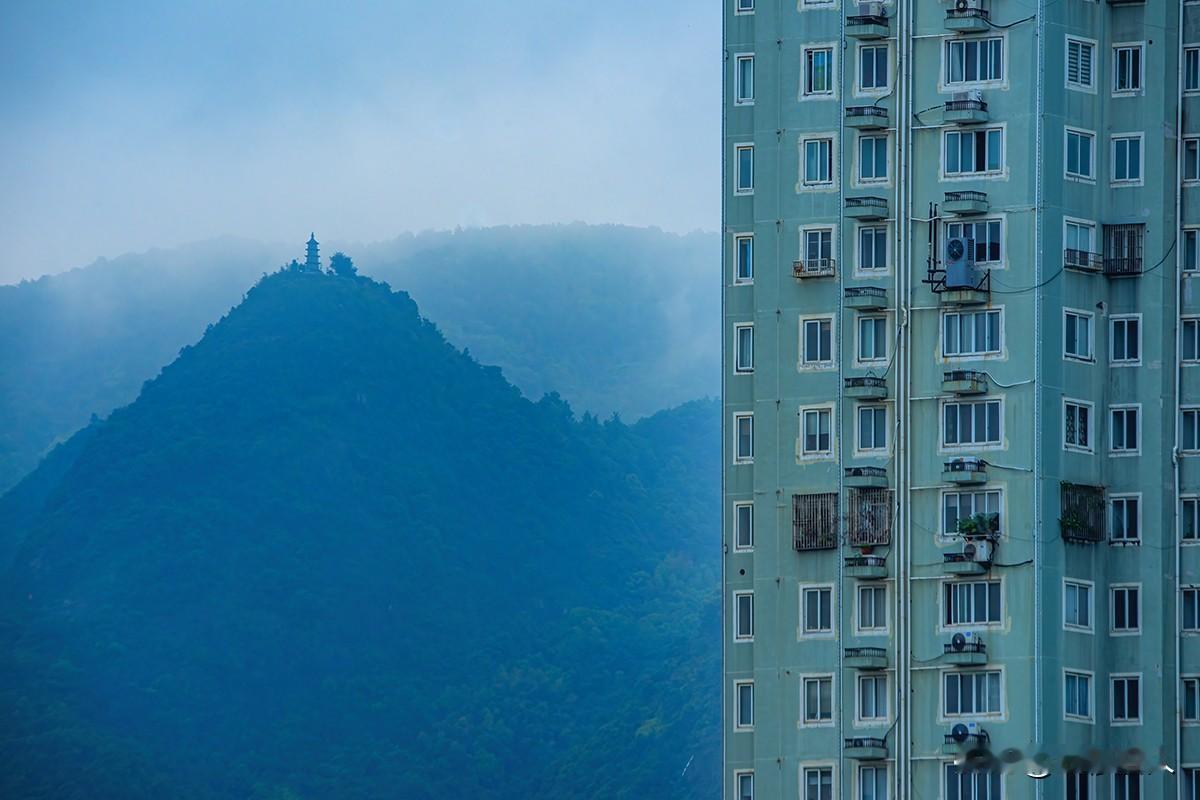 山外楼，楼外山
        高楼切割城市与远山，雾霭中的古塔静立千年。一窗之
