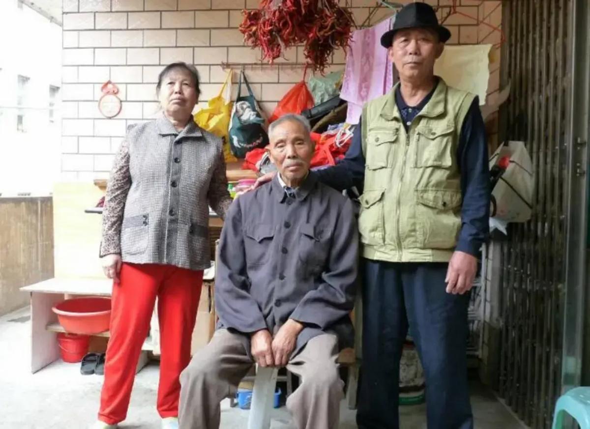 2003年，贵州拾荒老人跳入水中，救了一名陌生男子的命，男子为报恩认他做干爹，1