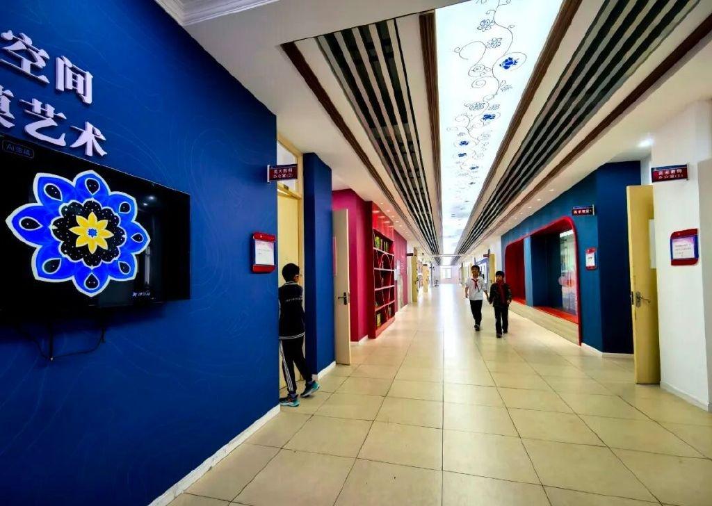 ​​在东华附校，校园空间大变身的例子随处可见。这学期，师生联合策划的藻井纹样作品