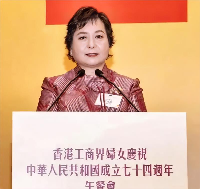 看到何超蕸的讣告，
我替她不值，
她特别像公司里那个不争功劳，不抢C位，但所有重