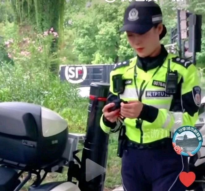 刘畅警官的面是见一面少一面吧！
相信大家对这位警官都有一个很不错的印象，
那就是