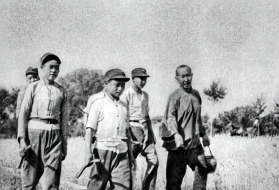 1951年，我军一名新兵在擦拭炮管时，发现对面美军基地有一个突兀的小山包，心痒之