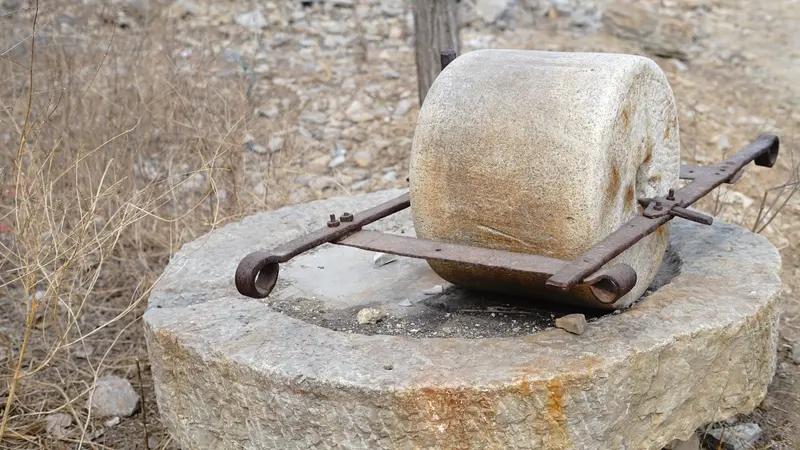 一头驴，拉了整整十年磨。
它每日绕着磨盘不停转圈，脚步一刻也不曾停下。时间一长，